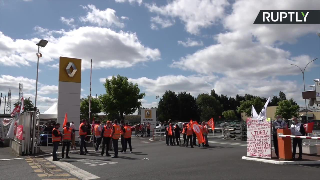 Pracownicy Renault protestują przeciwko zamknięciu fabryki w Choisy-Le-Roi.