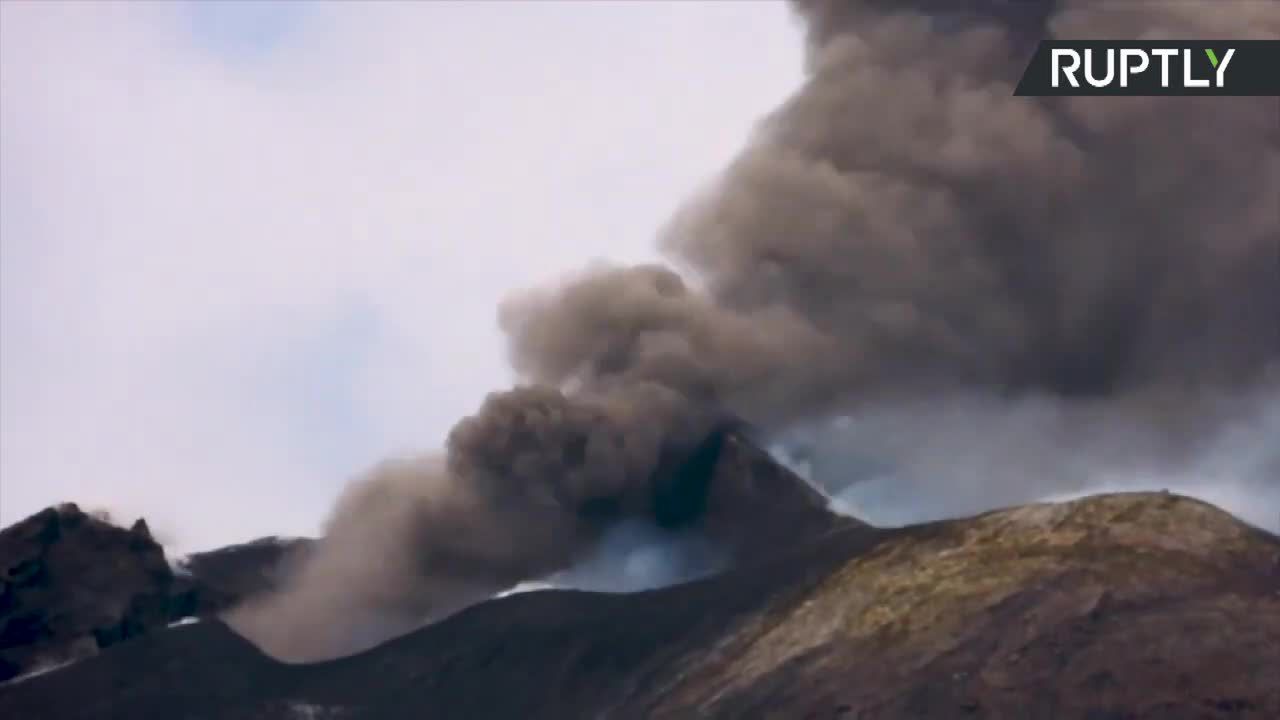 Etna znowu aktywna. Z krateru wulkanu wydobywały się kłęby dymu i popiół