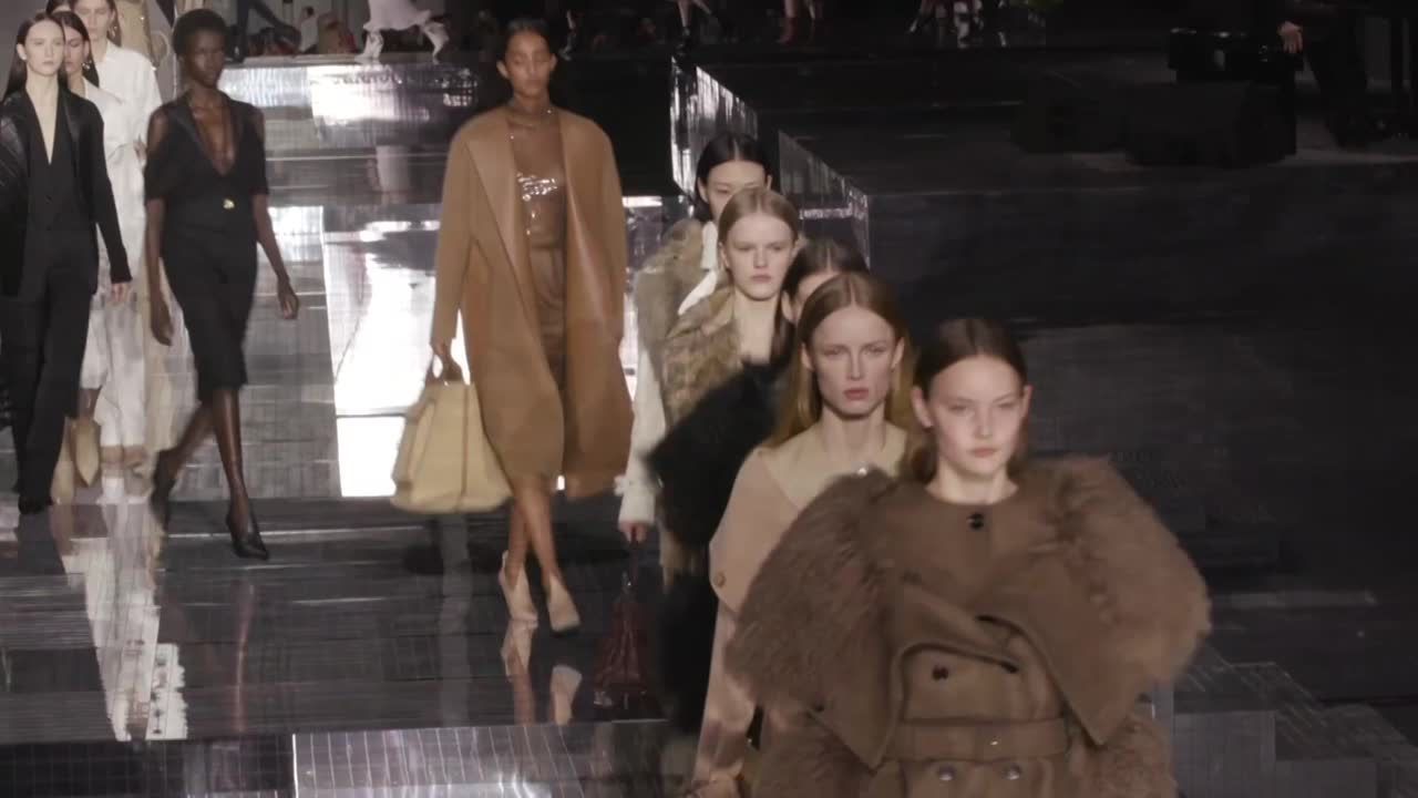 Burberry z najnowszą kolekcją na London Fashion Week. Na wybiegu Kendall Jenner, Bella i Gigi Hadis