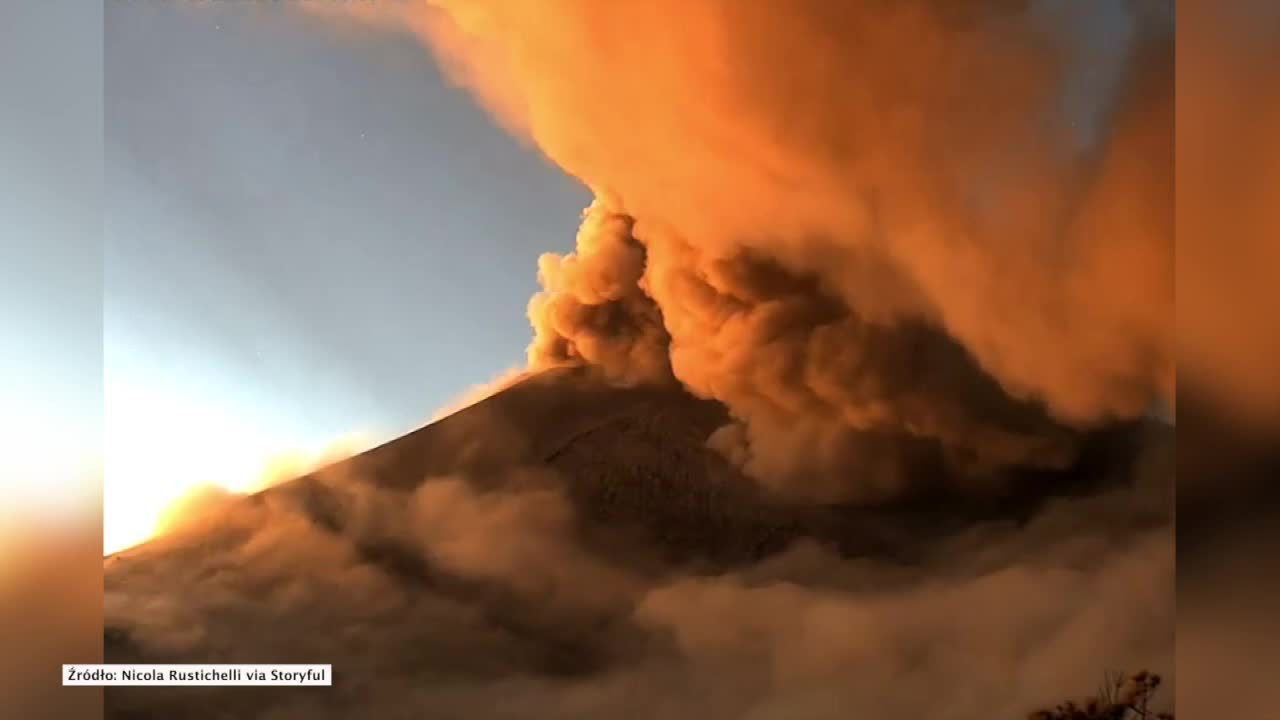 Erupcja wulkanu Popocatepetl w Meksyku. Wyrzucił lawę i popiół