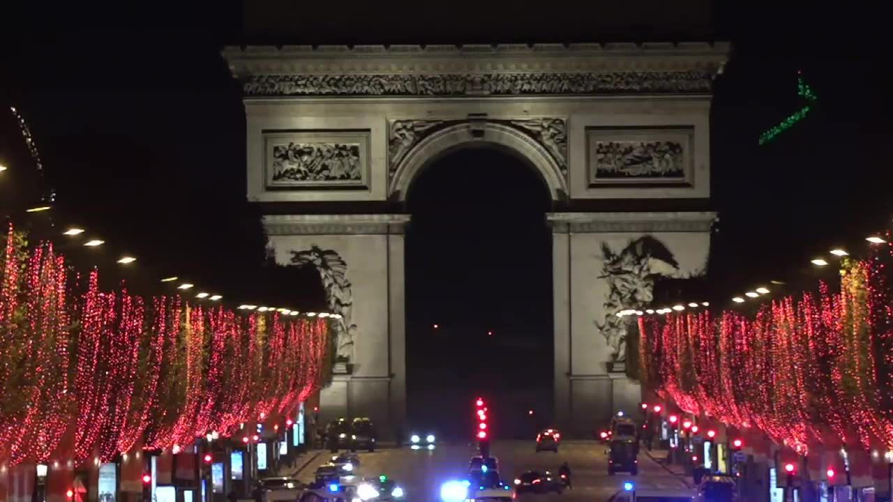 Godzina policyjna w sylwestrową noc na Polach Elizejskich. Zamiast tłumów, dziesiątki funkcjonariuszy