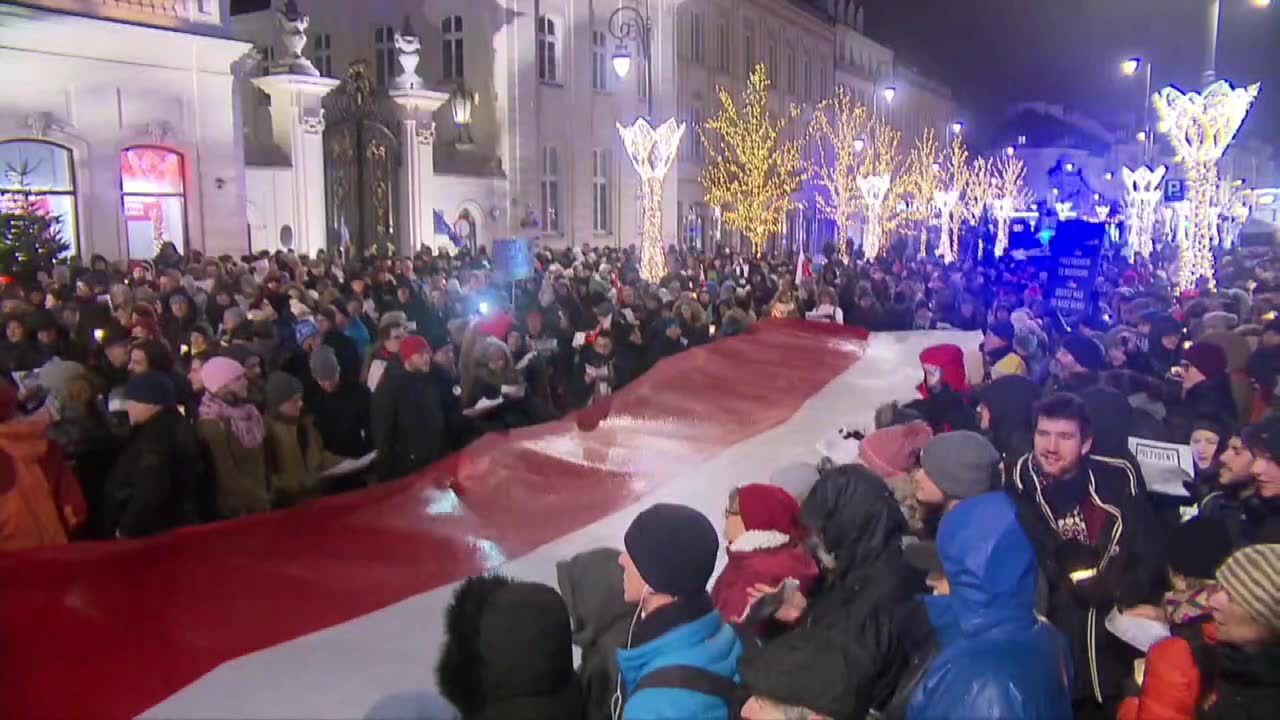 Demonstracja przed Pałacem Prezydenckim. Protestujący domagali się zawetowania ustaw o SN i KRS