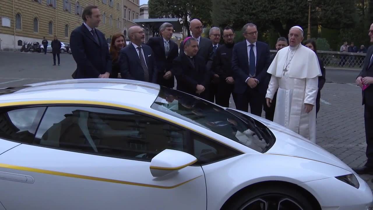 Nowy papamobile? Papież Franciszek otrzymał w prezencie Lamborghini Huracan