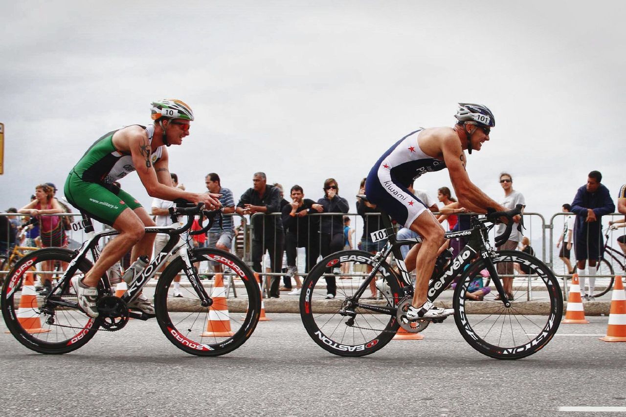 Uczestnik Tour de France wywołał seksistowski skandal. “Wezmę ze sobą prezerwatywy, bo nigdy nie wiadomo, kiedy spotkam te niunie z podium”