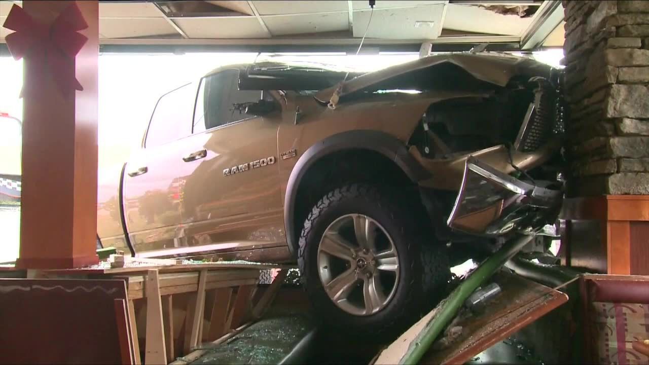 Samochód wjechał w restaurację. 5 osób zostało rannych