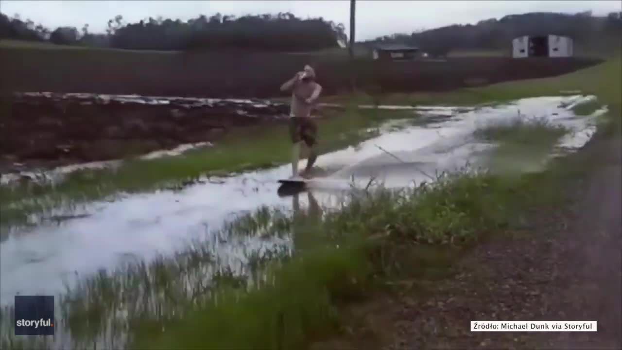 Wakeboarding po… zalanym polu. Miłośnik sportów wodnych wykorzystał skutki ulewnych opadów deszczu