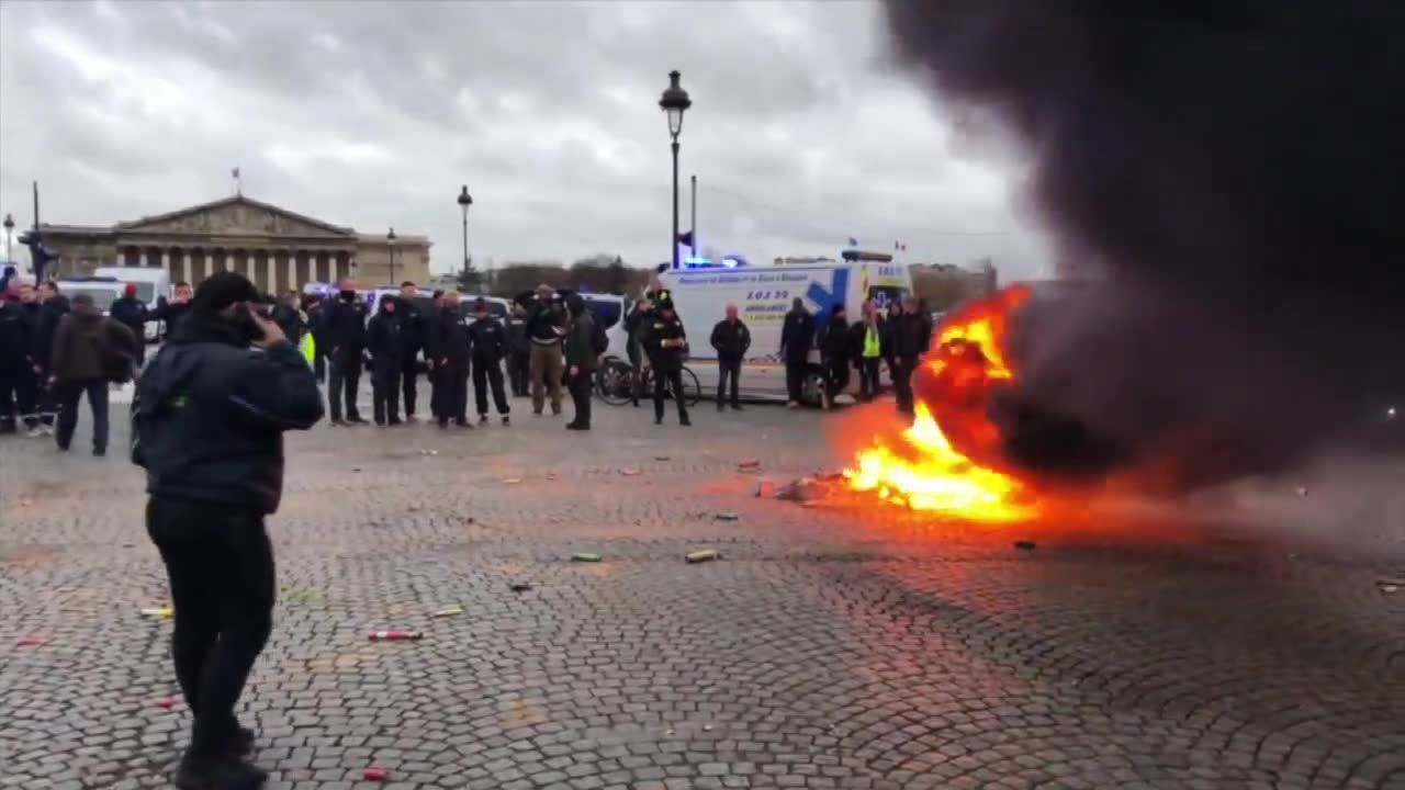 Ponad 100 karetek zablokowało centrum Paryża. Protest przeciwko reformie transportu medycznego