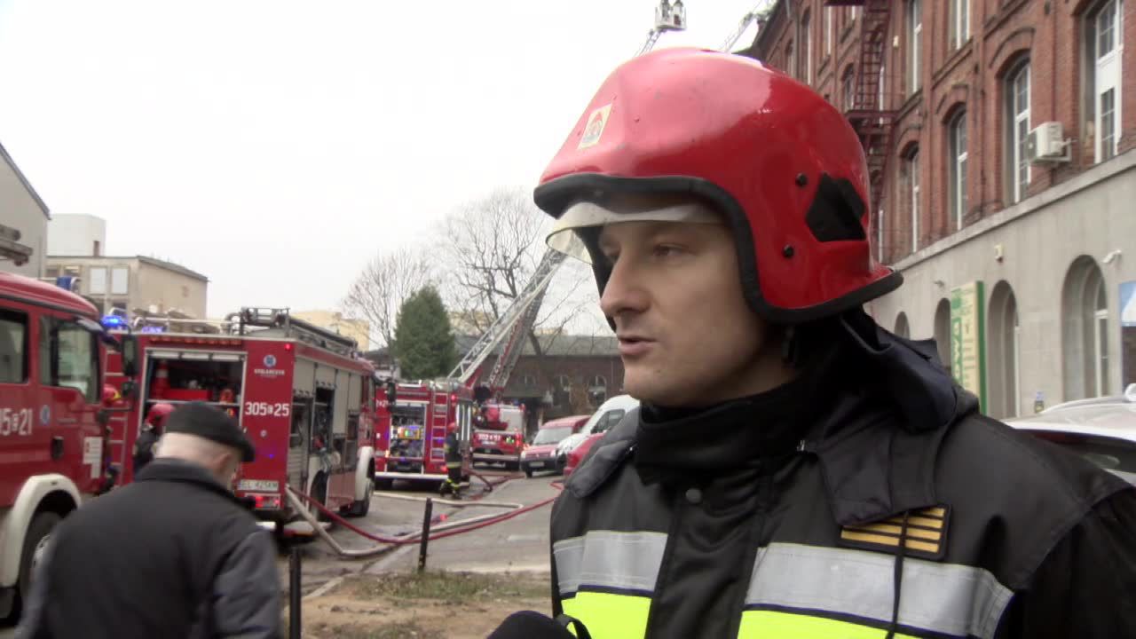 Pożar czterokondygnacyjnego budynku w Łodzi. Pracownicy ewakuowali się przed przyjazdem strażaków