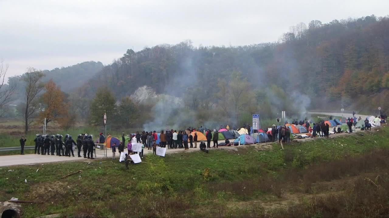 Migranci koczują na granicy Bośni i Hercegowiny z Chorwacją. Chcą wywrzeć presję na Unię Europejską