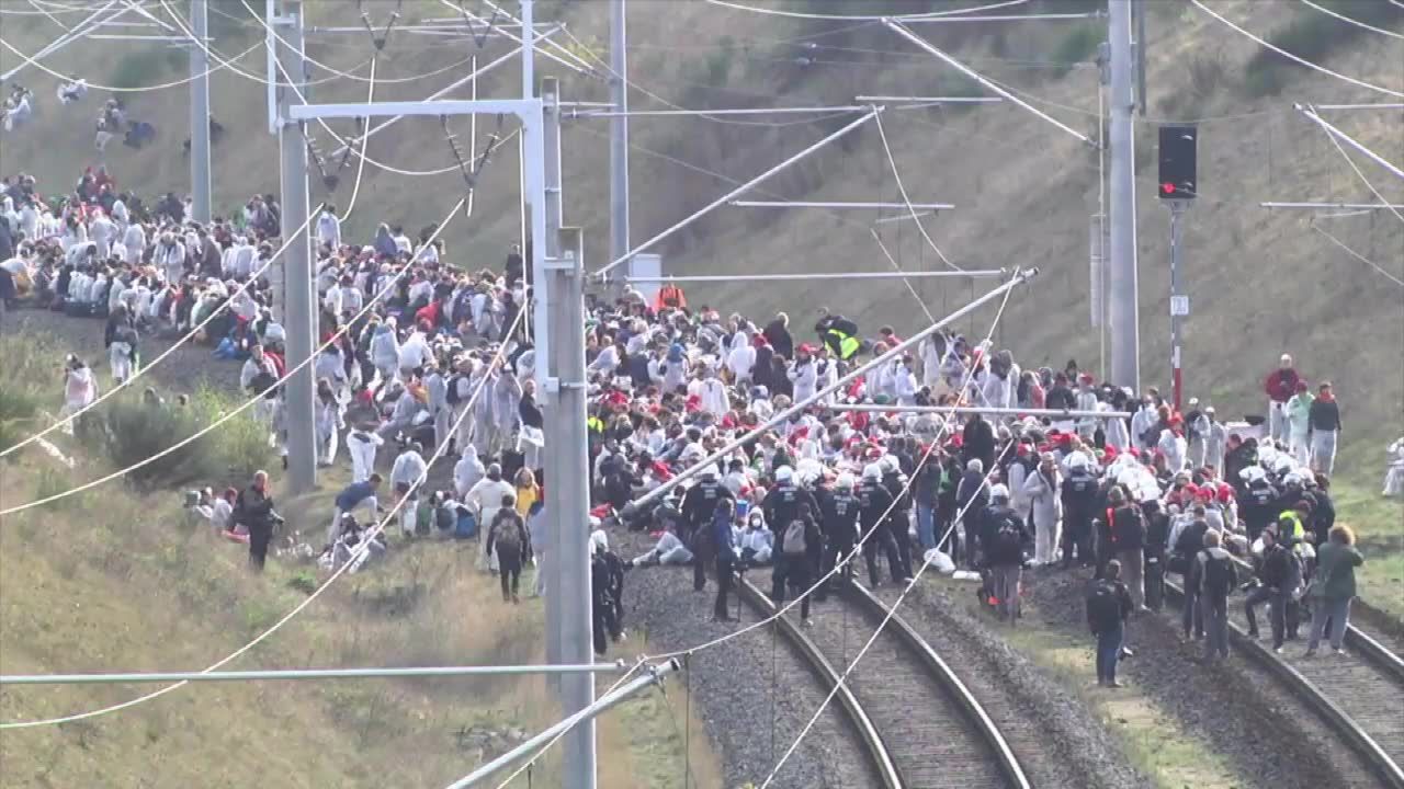 Ekolodzy zablokowali tory i maszyny górnicze. Protest przeciw wycince lasu Hambach w Niemczech