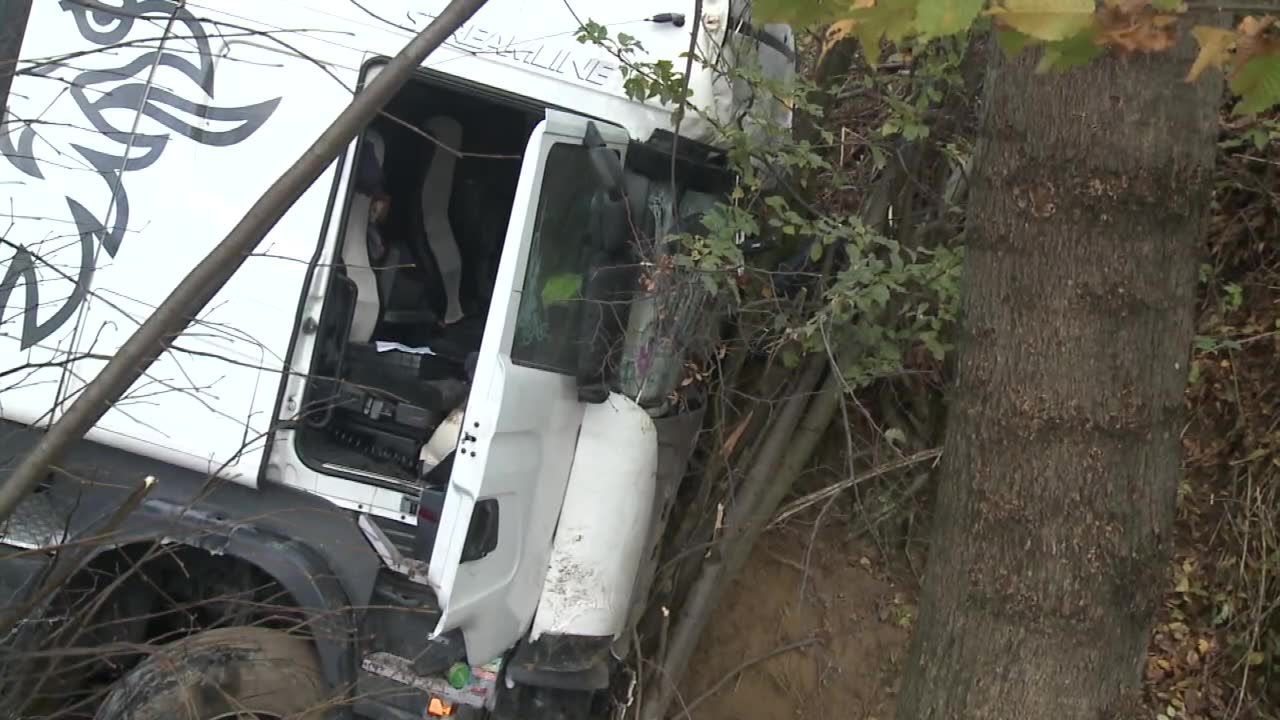 Wypadek tira pod Krosnem. Pojazd wypadł z drogi, przebił bariery ochronne i uderzył w drzewo