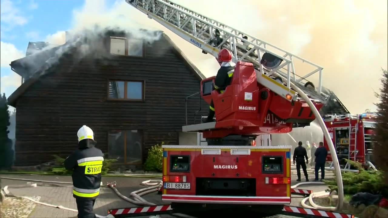 Spłonął dach, wypadły szyby. Drewniana restauracja pod Suwałkami w płomieniach