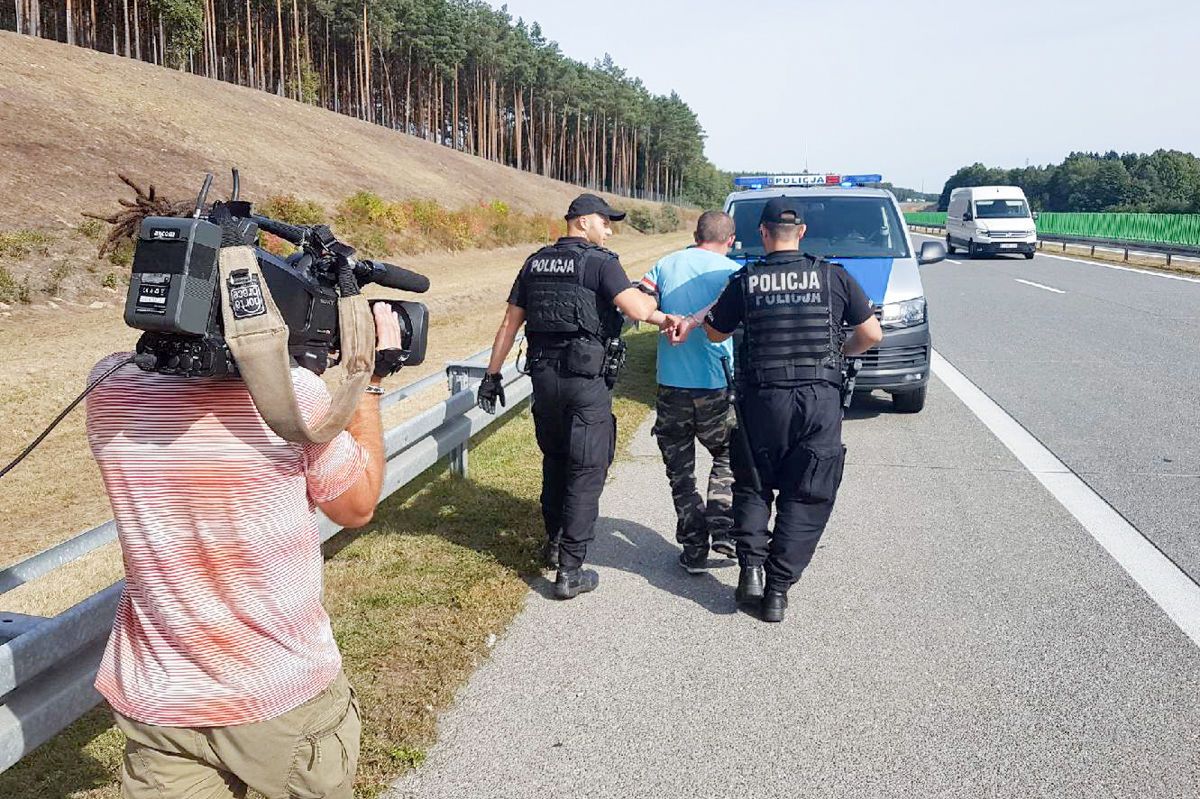 MIAŁ 4 PROMILE NA A2. EKIPA POLSATU POMAGA W ZATRZYMANIU