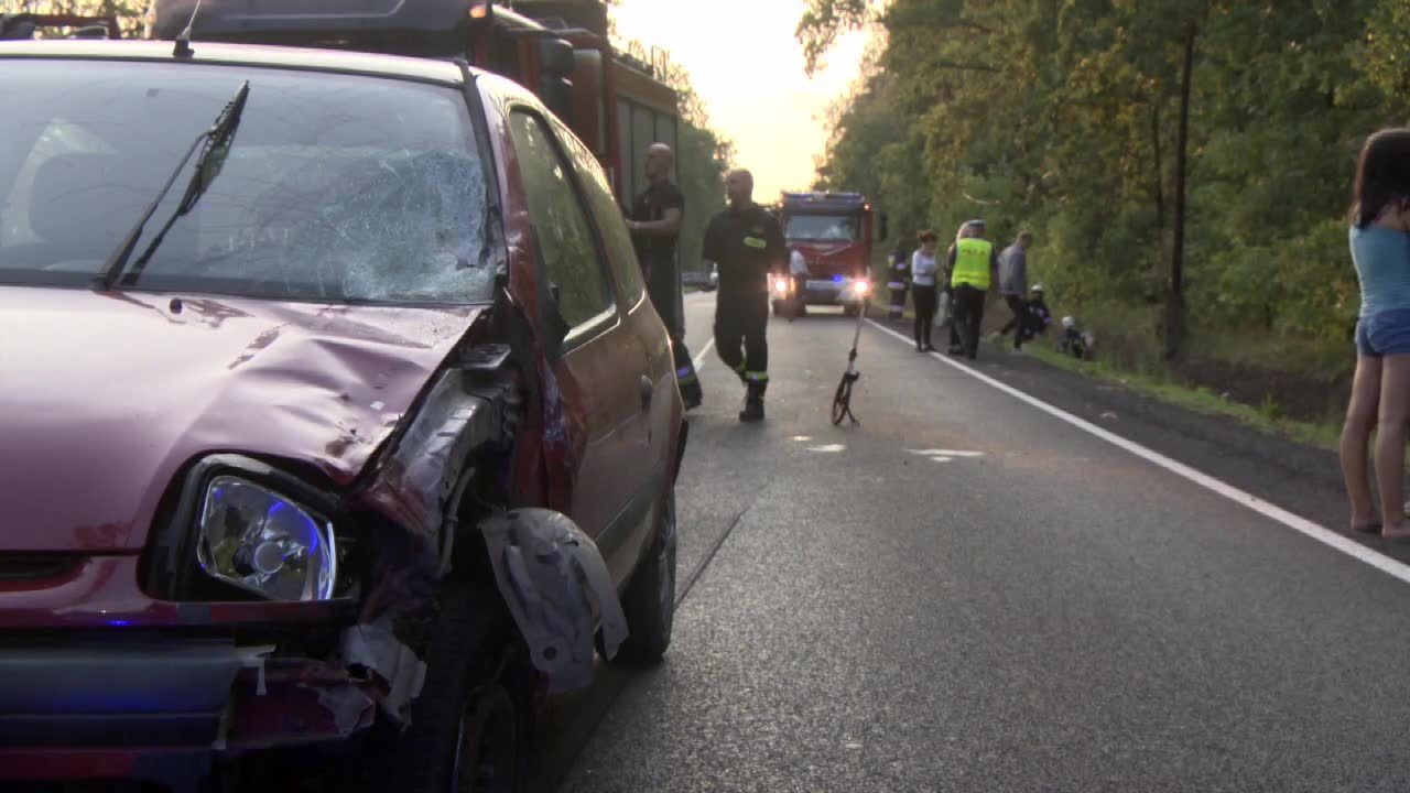 Zderzenie samochodu osobowego z motocyklem w Łódzkiem. Trzy osoby ranne