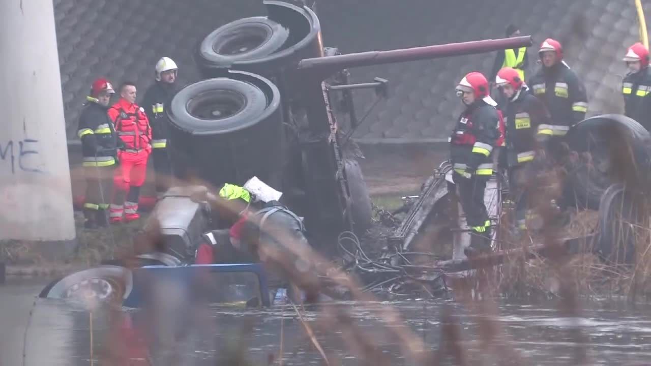 Kierowca zginął uwięziony w kabinie ciężarówki, która spadła z mostu. Jest akt oskarżenia dla podejrzanego