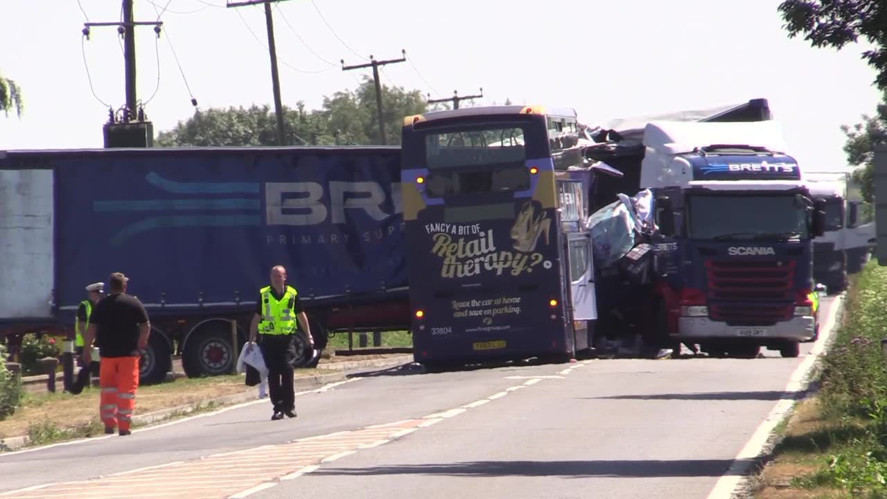 Piętrowy autokar zderzył się z ciężarówką. Dwie osoby nie żyją, 18 zostało rannych