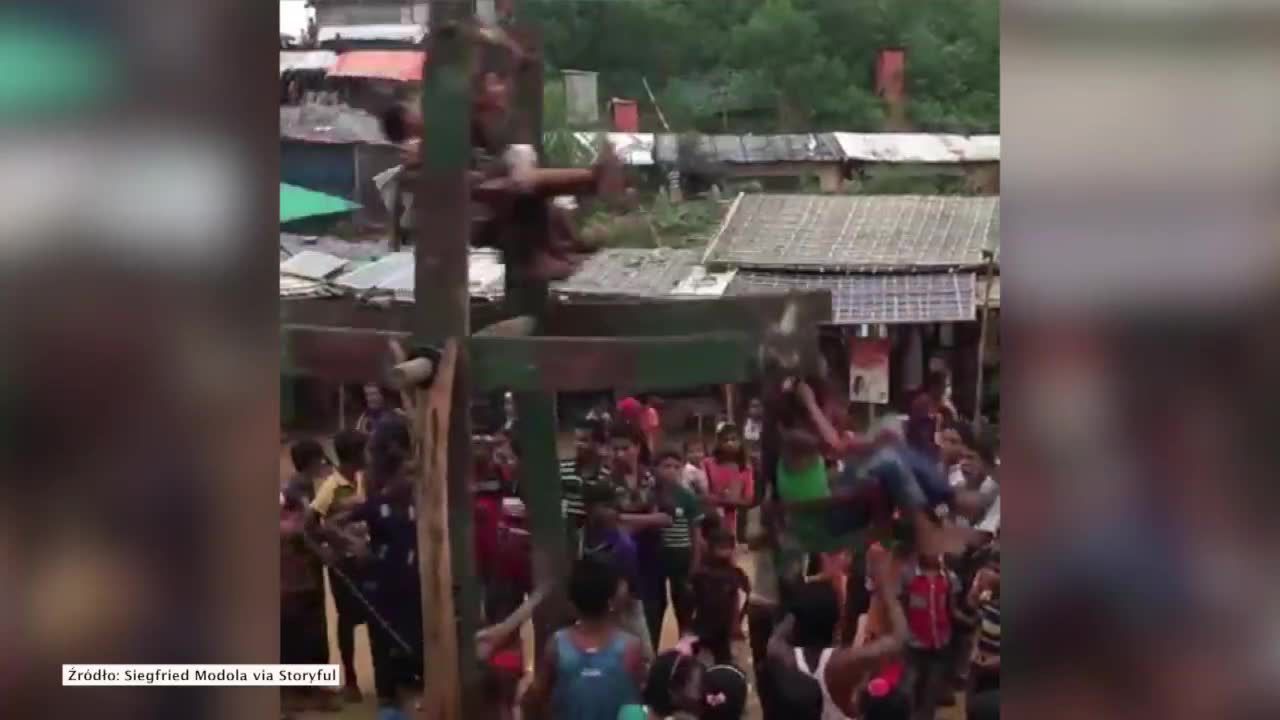 “Diabelski młyn” w obozie dla uchodźców w Bangladeszu. Dzieci bawią się w przerwach pomiędzy monsunowymi deszczami