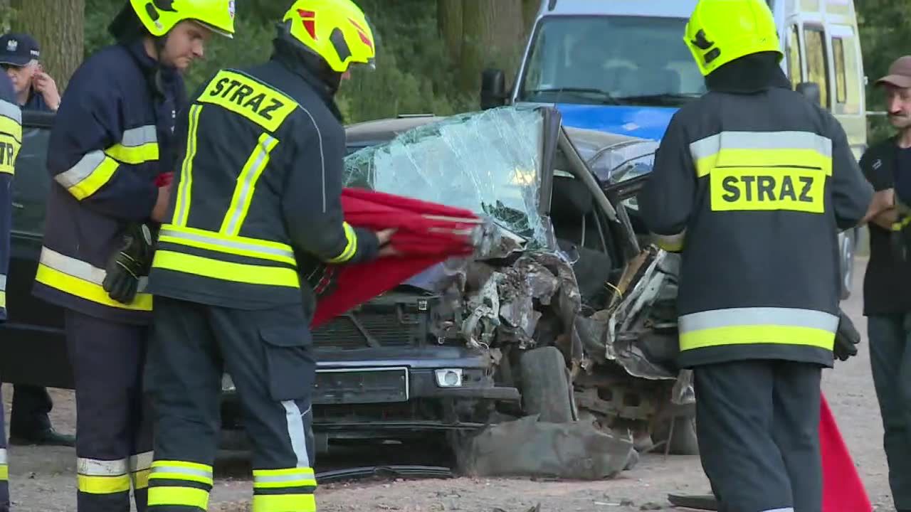 Małoletni uciekał przed policją, rozbił się na drzewie. Groźny wypadek pod Kaliszem