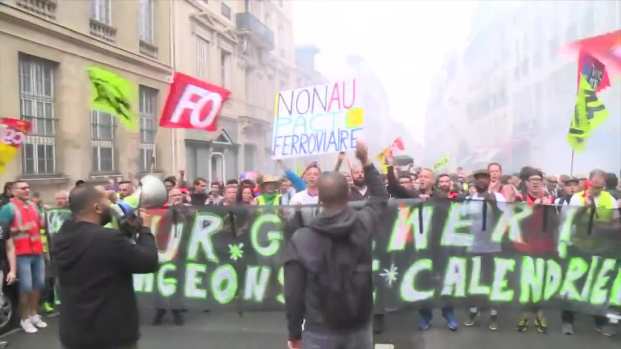 Nie ustają protesty w Paryżu. Tym razem na ulice wyszli kolejarze i uczniowie