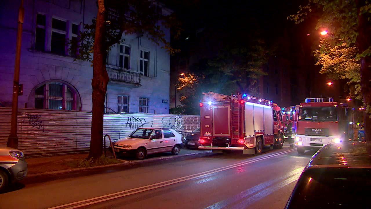 Pomagali mieszkańcom wydostać się z płonącej kamienicy w Poznaniu. Policjanci w szpitalu