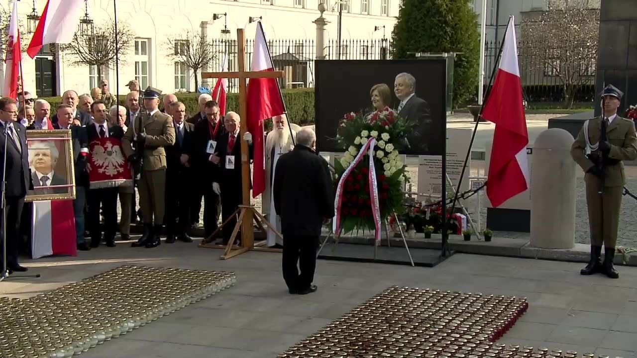 Apel smoleński przez Pałacem Prezydenckim. J. Kaczyński złożył kwiaty pod zdjęciem brata