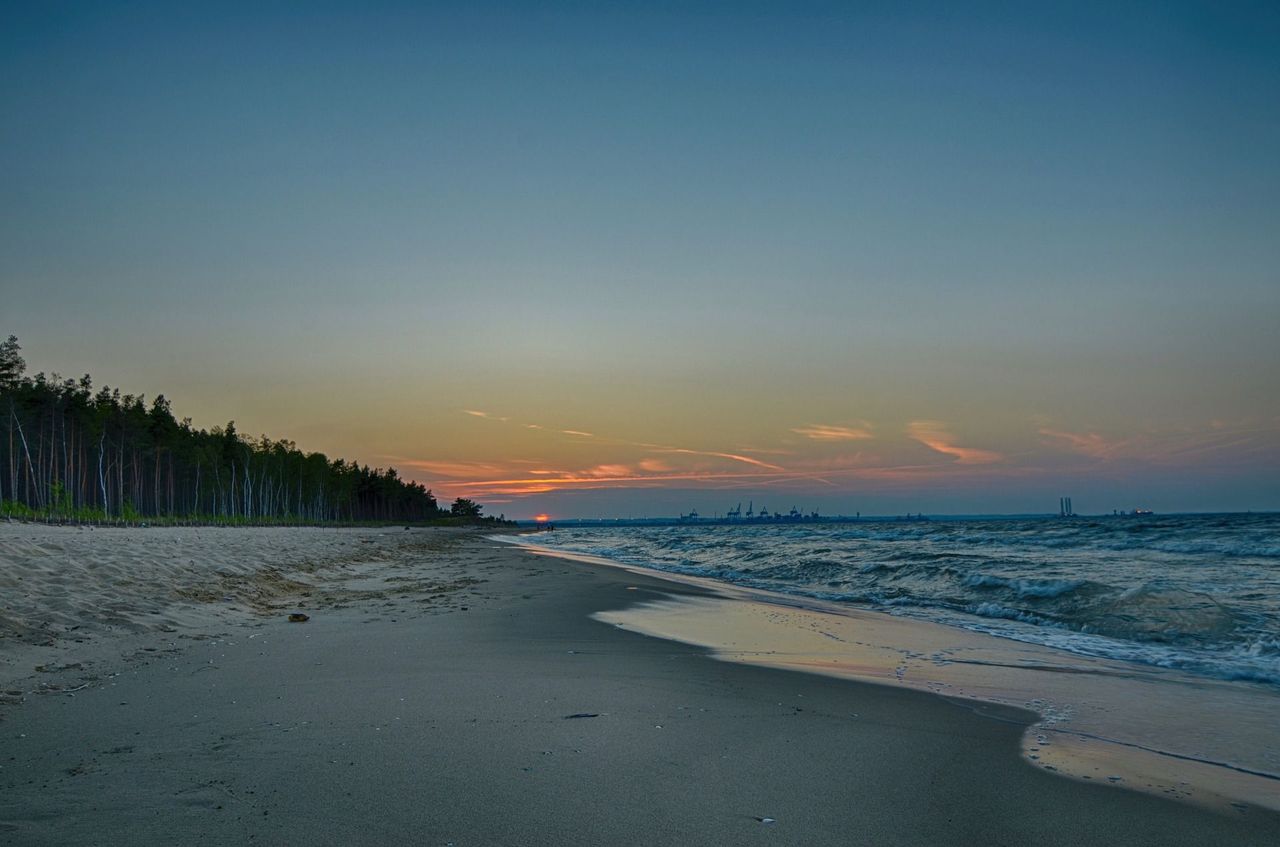 Sinice nie znikają, czerwone flagi na plażach