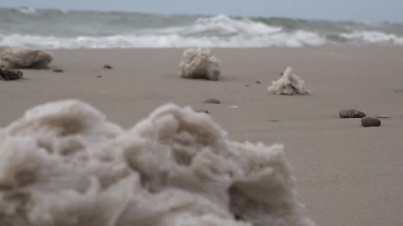 Morze wyrzuca na brzeg bryły substancji “przypominającej wosk”. Plaże w okolicach Ustki zamknięte