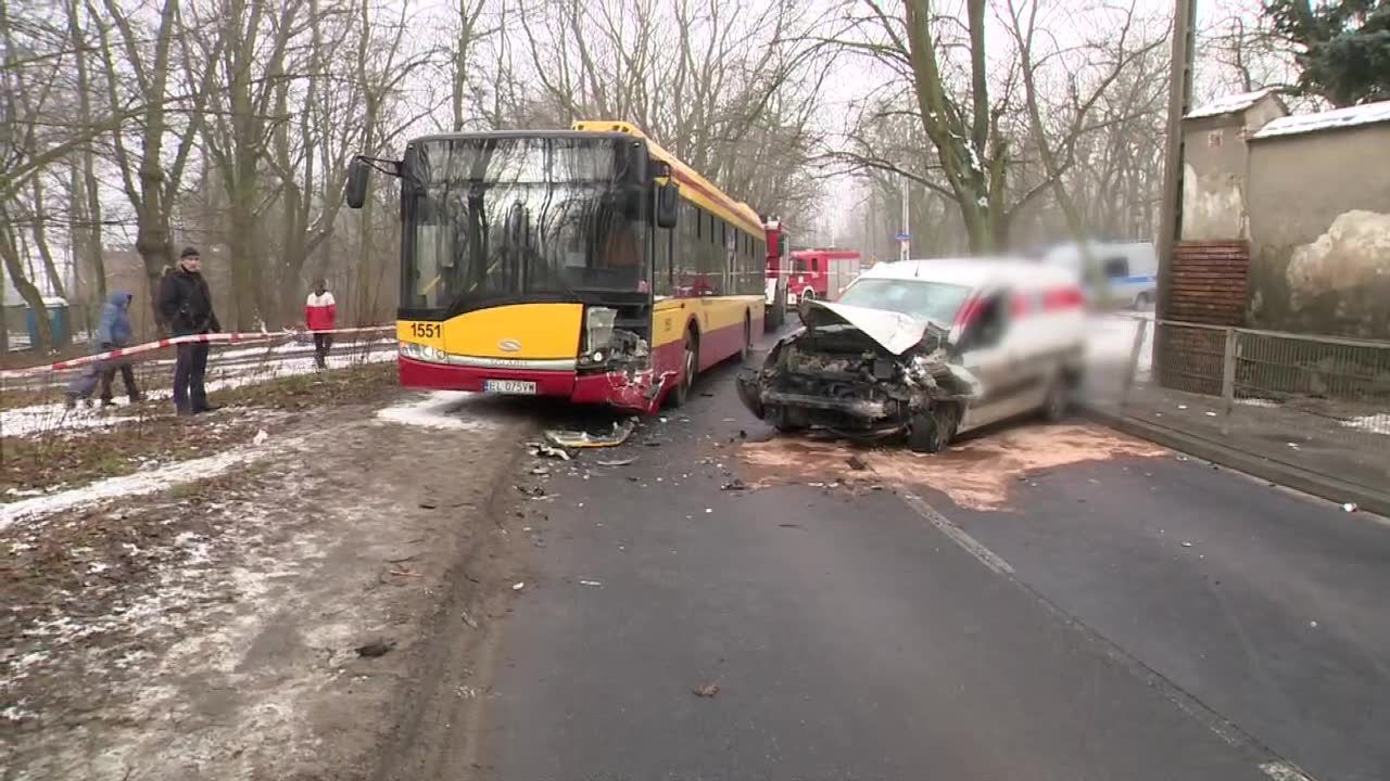 Wypadł zza zakrętu, uderzył w autobus. W wypadku w Łodzi rannych zostało sześć osób, w tym ośmioletnie dziecko