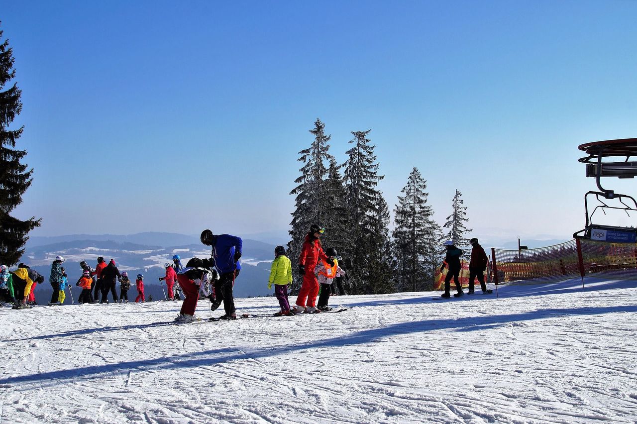 70 proc. Polaków spędzi ferie na nartach. GOPR w specjalnie przygotowanych zimowych miasteczkach będzie uczył zasad bezpieczeństwa na stoku 2018