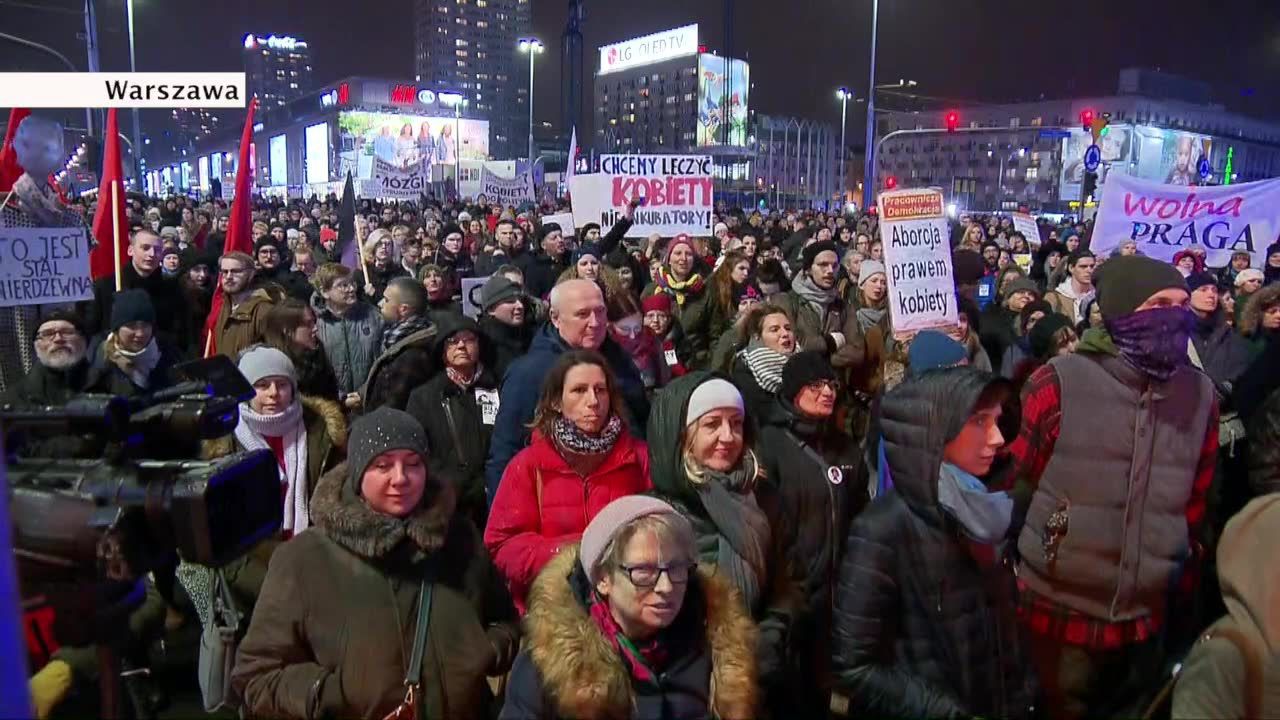 “Oprócz macic mamy mózgi, decydujemy same”. “Strajk Kobiet” w największych polskich miastach