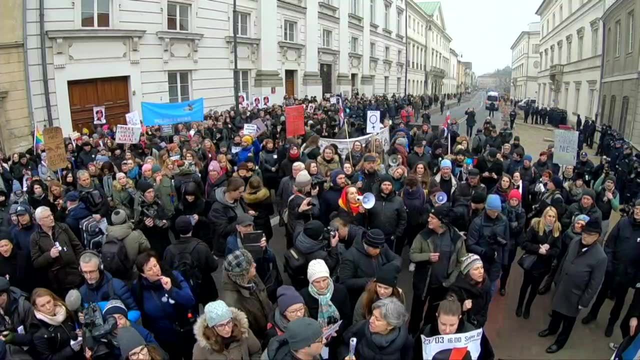 Trwa “Czarny Piątek” na ulicach Warszawy. Protesty przeciwko zaostrzeniu prawa aborcyjnego