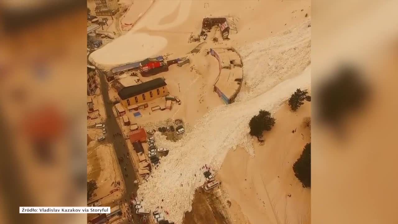 Lawina przy ośrodku narciarskim w Rosji. Kilkanaście aut pod śniegiem