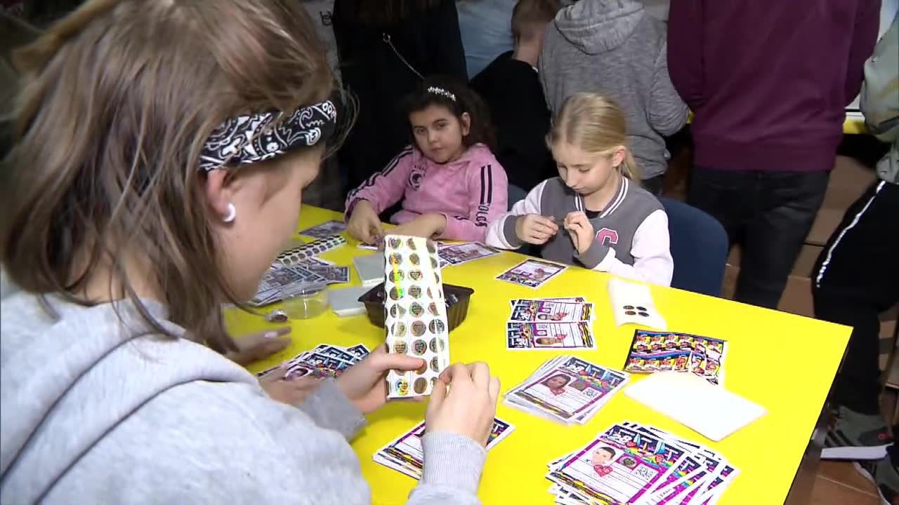 Wolontariusze odbierają identyfikatory, puszki i serduszka. 28. finał WOŚP już za dwa tygodnie