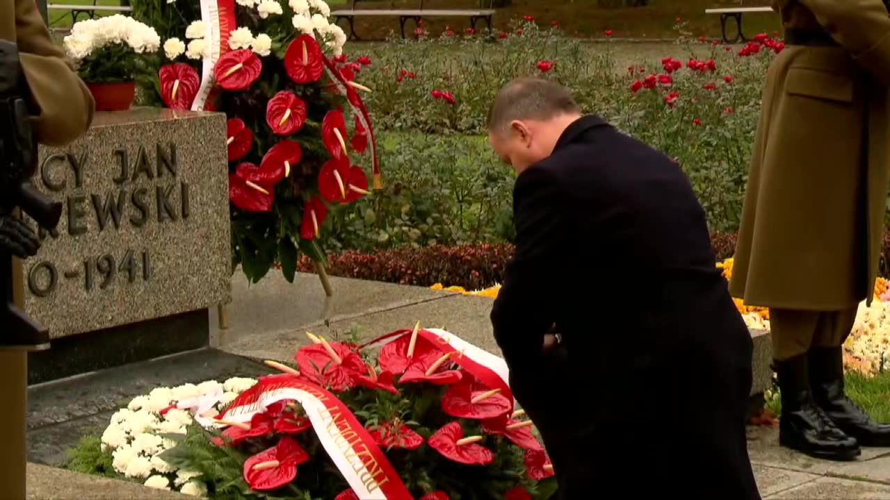 Prezydent Andrzej Duda złożył kwiaty przed pomnikami Ojców Niepodległości w Warszawie