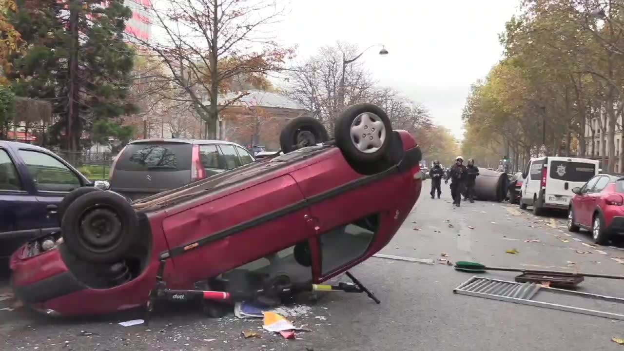 Zamieszki w 1. rocznicę protestów “żółtych kamizelek”. Paryska policja użyła gazu łzawiącego