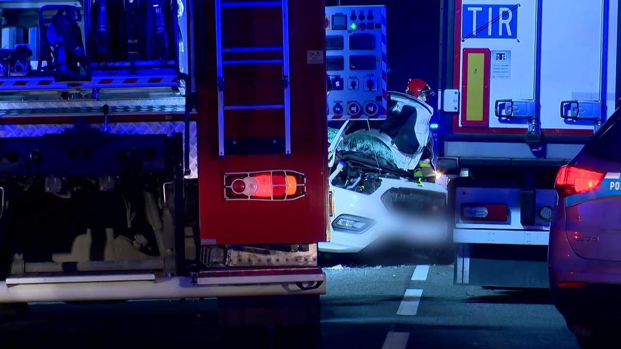 Dwie osoby zginęły w wypadku pod Białymstokiem. Bus zderzył się z ciężarówką