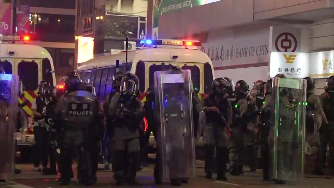 Policja użyła gazu łzawiącego i armatek wodnych przeciwko demonstrantom w Hong Kongu