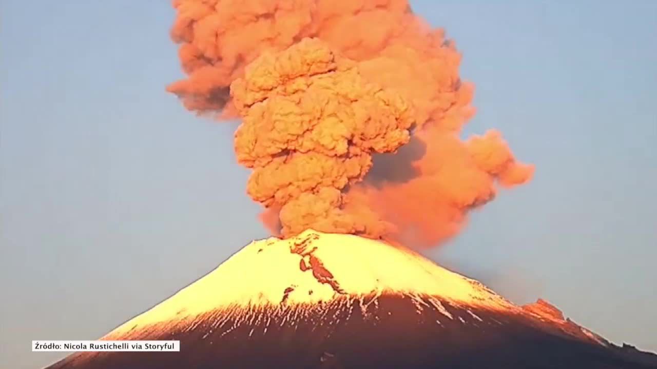 Erupcja wulkanu w Meksyku pokazana na przestrzeni 24 godzin