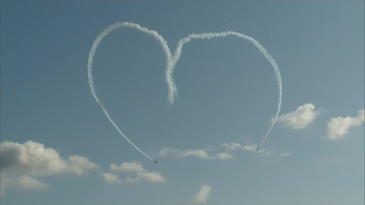 “Mówi się, że lotnictwo jest elitarne, ale obecnie jest dostępne dla każdego”. Mazury Air Show nad jeziorem w Giżycku