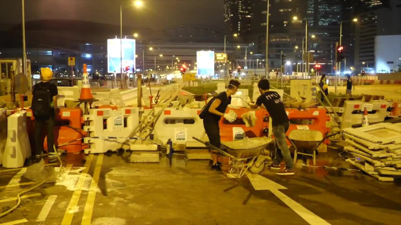 Kolejna noc protestów w Hongkongu