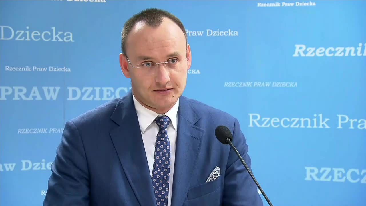 “Ręce precz od łóżeczek naszych dzieci!”. Spór rzecznika praw dziecka z A. Bodnarem