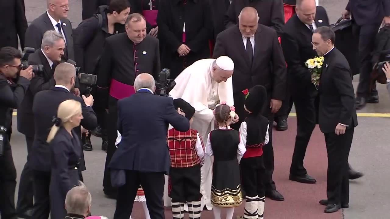 Papież rozpoczął pielgrzymkę na Bałkany. Premier Bułgarii przywitał Franciszka na lotnisku w Sofii