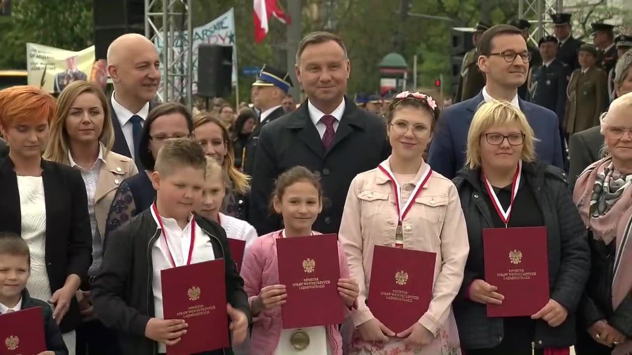 Prezydent wręczył medale Młodego Bohatera dzieciom, które uratowały bliskich z pożarów