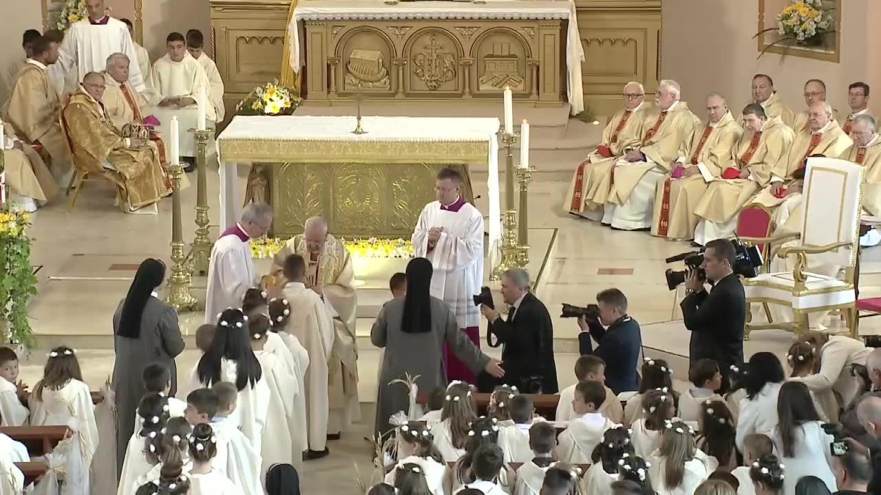 Papież Franciszek udzielił pierwszej komunii 242 dzieciom w Bułgarii