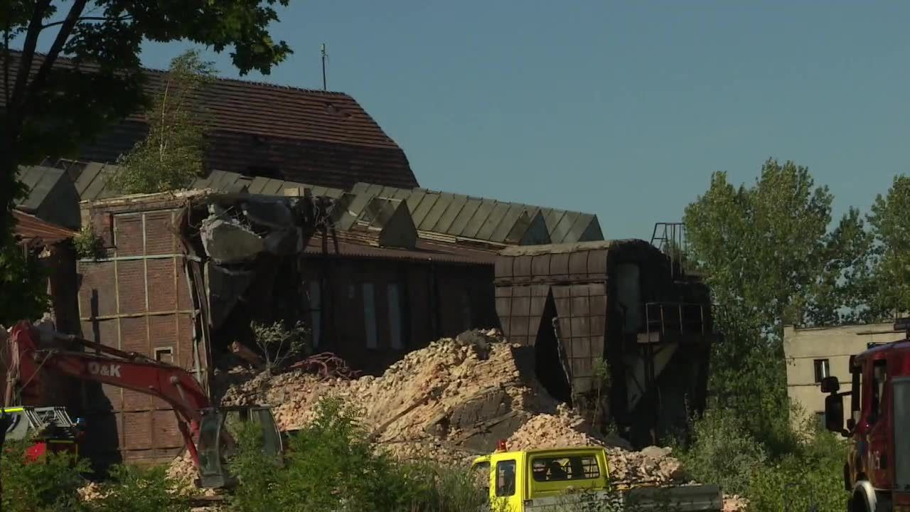 Na terenie dawnej kopalni w Bytomiu zawalił się około 40-metrowy komin. Ranny został pracownik firmy budowlanej