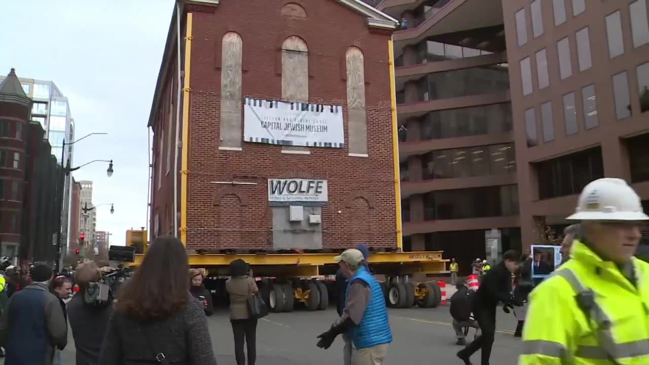 Najstarsza synagoga w Waszyngtonie przejechała ulicami stolicy. Teraz zostanie częścią Muzeum Żydowskiego