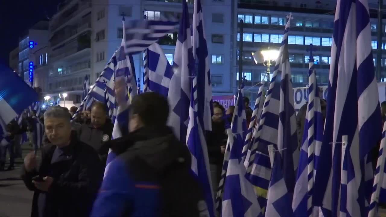 Policja przed greckim parlamentem. Masowe protesty podczas głosowania umowy ws. nazwy Macedonii