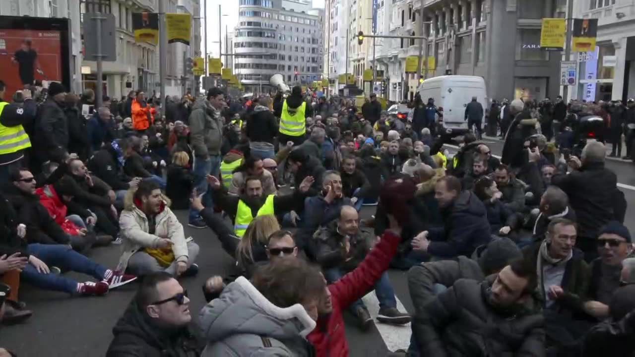 Taksówkarze ponownie wyszli na ulice Madrytu. Protestują przeciwko aplikacjom do zamawiania przejazdów