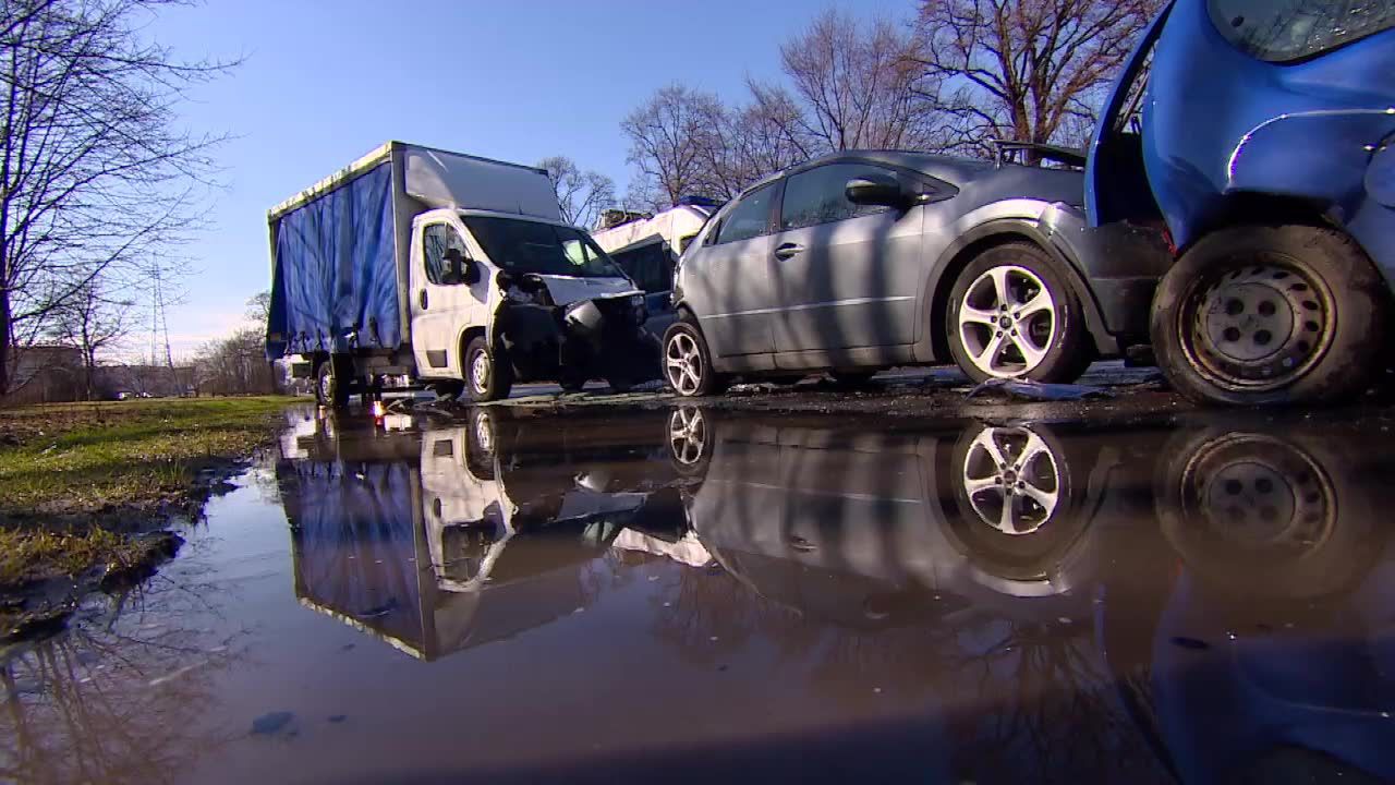 Auto dostawcze uderzyło w pięć pojazdów stojących na światłach. Kierowca był pijany