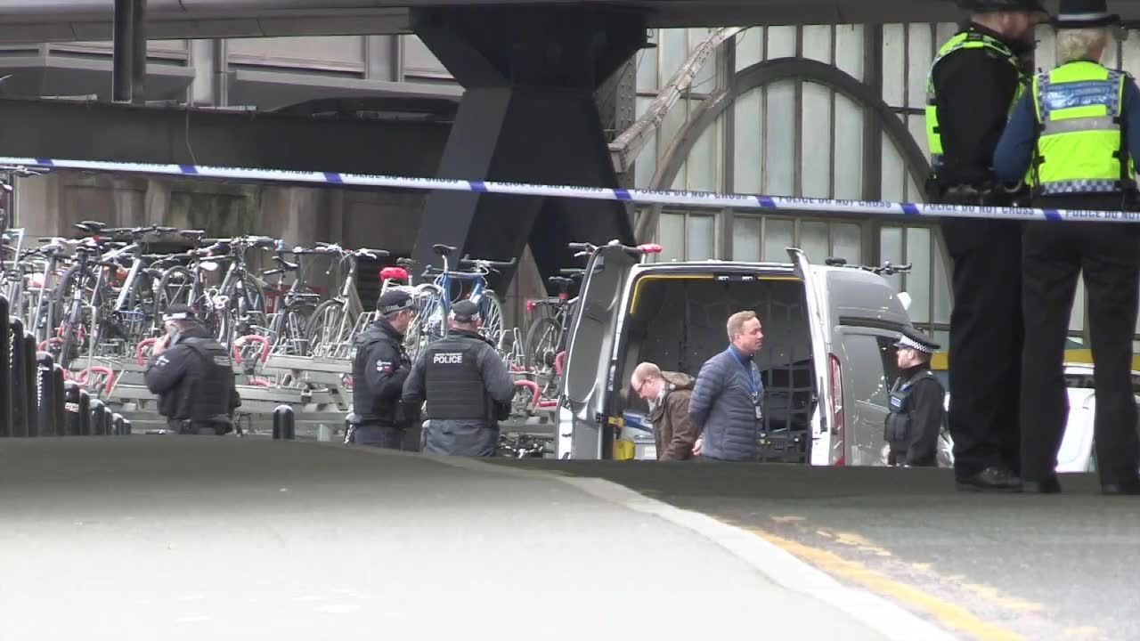 Trzy ładunki wybuchowe znaleziono na lotniskach i dworcu kolejowym w Londynie